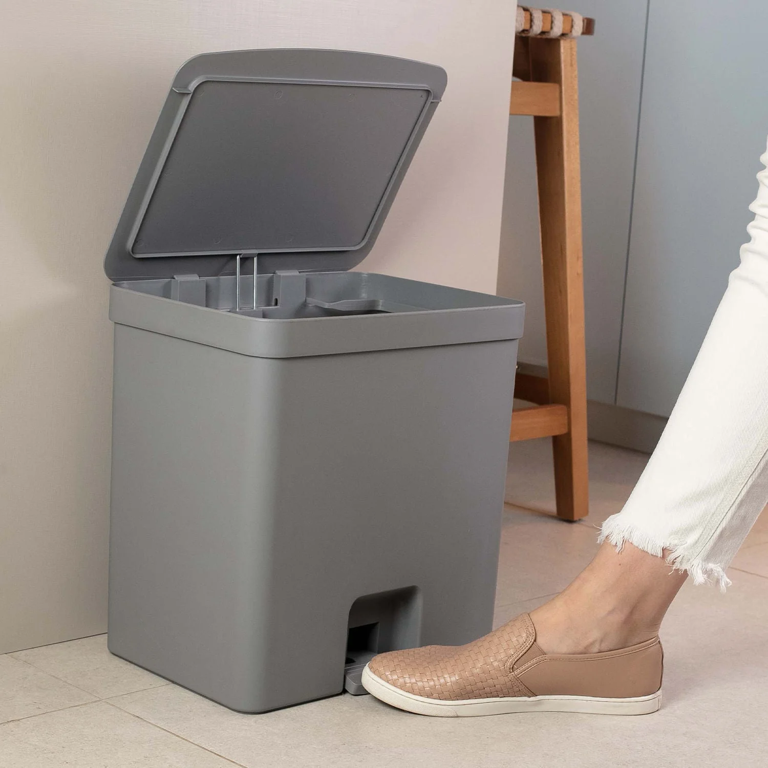 Lixeira com pedal Ou 20L Linha Trium